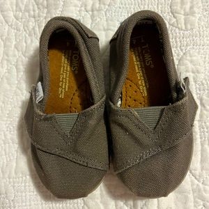 Tom’s infant canvas shoe